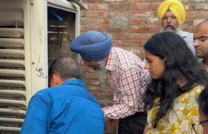 ਡਿਪਟੀ ਕਮਿਸ਼ਨਰ ਤੇ ਨਗਰ ਨਿਗਮ ਕਮਿਸ਼ਨਰ ਵਲੋਂ ਸਿਹਤ ਤੇ ਨਿਗਮ ਟੀਮਾਂ ਨੂੰ ਨਾਲ ਲੈ ਕੇ ਮਥੁਰਾ ਕਲੋਨੀ ਵਿਖੇ ਡੇਂਗੂ ਮੱਛਰ ਦੇ ਲਾਰਵਾ ਦੀ ਅਚਨਚੇਤ ਚੈਕਿੰਗ