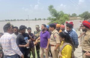 ਡਿਪਟੀ ਕਮਿਸ਼ਨਰ ਸ਼੍ਰੀ ਰਾਜੇਸ਼ ਧੀਮਾਨ, ਐਸ. ਐਸ. ਪੀ ਸ਼੍ਰੀ ਦੀਪਕ ਹਿਲੌਰੀ ਤੇ ਜ਼ਿਲ੍ਹੇ ਦੇ ਹੋਰ ਅਧਿਕਾਰੀਆਂ ਨਾਲ ਹੜ੍ਹ ਪ੍ਰਭਾਵਿਤ ਖੇਤਰਾਂ ਦਾ ਦੌਰਾ ਕਰਦੇ ਹੋਏ।ਉਨ੍ਹਾਂ ਬਚਾਓ ਕਾਰਜਾਂ, ਰਾਹਤ ਪ੍ਰਬੰਧਾਂ ਦਾ ਜਾਇਜ਼ਾ ਲਿਆ ਤੇ ਲੋਕਾਂ ਨੂੰ ਸੁਰੱਖਿਅਤ ਥਾਵਾਂ, ਰਾਹਤ ਕੈਂਪਾਂ ਵਿੱਚ ਪਹੁੰਚਣ ਦੀ ਅਪੀਲ ਕੀਤੀ।