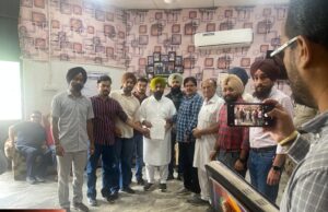 ਪਟਵਾਰ ਯੂਨੀਅਨ ਪੰਜਾਬ ਦੇ ਨਿਰਦੇਸ਼ ਅਨੁਸਾਰ ਅੱਜ ਪਟਵਾਰੀ ਹਲਕਾ ਆਤਮ ਨਗਰ ਦੇ MLA ਸ. ਕੁਲਵੰਤ ਸਿੰਘ ਸਿੱਧੂ ਨੂੰ ਮਿੱਲ ਕੇ ਮੰਗ ਪੱਤਰ ਦਿੰਦੇ ਹੋਏ