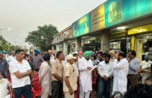 ਨਹਿਰੂ ਸ਼ਾਪਿੰਗ ਸੈਂਟਰ ਦੇ ਦੁਕਾਨਦਾਰਾਂ ਨੇ ਨਗਰ ਸੁਧਾਰ ਟਰੱਸਟ ਦੇ ਚੇਅਰਮੈਨ ਸ੍ਰ ਗੁਰਤੇਜ ਸਿੰਘ ਖੋਸਾ ਨੂੰ ਸੌਂਪਿਆ ਮੰਗ ਪੱਤਰ