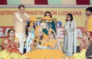 अरोड़ा ने सारस मेले का किया दौरा और वस्तुएं खरीदने में ली गहरी दिलचस्पी !