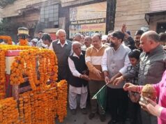 मंदिर में पहुंचने पर सर्वप्रथम मंदिर कमेटी के सदस्यों ने पुष्प गुच्छ देकर विधायक असीम गोयल का स्वागत किया !