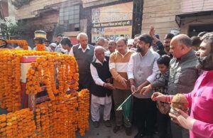 मंदिर में पहुंचने पर सर्वप्रथम मंदिर कमेटी के सदस्यों ने पुष्प गुच्छ देकर विधायक असीम गोयल का स्वागत किया !