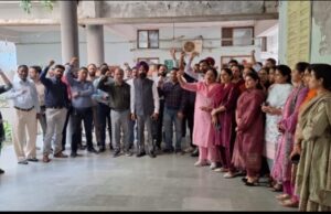 ਮਿਤੀ 8-11-2023 ਤੋਂ ਚੱਲ ਰਹੀ ਕਲਮ ਛੋੜ ਹੜਤਾਲ ਵਿੱਚ ਮਿਤੀ 28-11-2023 ਤੱਕ ਵਾਧਾ ਕਰਕੇ ਪੰਜਾਬ ਸਰਕਾਰ ਦੇ ਸਮੂਹ ਦਫਤਰਾਂ ਦਾ ਦਫਤਰੀ ਕੰਮ !