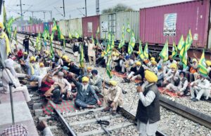 ਭਾਰਤੀ ਕਿਸਾਨ ਯੂਨੀਅਨ ਮਾਲਵਾ,ਕਿਸਾਨ ਮਜਦੂਰ ਕਮੇਟੀ ਦੁਆਬਾ ਦੇ ਸੱਦੇ ਤਹਿਤ 4ਘੰਟੇ ਰੇਲਵੇ ਸਟੇਸ਼ਨ ਅਹਿਮਦਗੜ੍ਹ ਵਿਖੇ12ਵਜੇ ਤੋਂ4ਵਜੇ ਤੱਕ4ਘੰਟੇ ਰੇਲ ਜਾਮ !