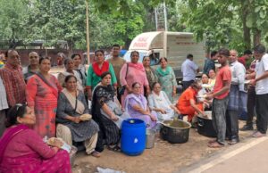 मां अन्नपूर्णा सेवा समिति मोहाली ने अमावस्या पर पी.जी.आई चंडीगढ़ की न्यु ओ.पी.डी के गेट नं 4 के सामने मासिक लंगर लगाया