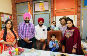 डिप्टी कमिश्नर ने एक छोटी बच्ची को अपनी कुर्सी पर बैठने के लिए प्रोत्साहित किया