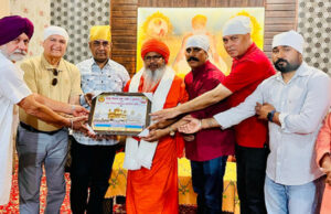 संत गुरचरण सिंह निर्मल कुटिया (छंभ वाली) पंडवा को निर्मल भेख रत्न उपाधि मिलने पर किया सम्मानित * निस्वार्थ भाव वाला होता है संतों का जीवन : संतोष गोगी