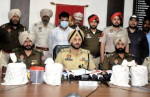 ਪੰਜਾਬ ਪੁਲਿਸ ਨੇ ਸਰਹੱਦ ਪਾਰੋਂ ਚੱਲ ਰਹੇ ਡਰੱਗ ਕਾਰਟਲ ਦਾ ਕੀਤਾ ਪਰਦਾਫਾਸ *8.08 ਕਿਲੋ ਹੈਰੋਇਨ, ਇੱਕ ਪਿਸਤੌਲ ਸਮੇਤ ਇੱਕ ਵਿਅਕਤੀ ਗਿਰਫਤਾਰ *ਪਾਕਿ-ਆਧਾਰਤ ਤਸਕਰਾਂ ਦੇ ਸੰਪਰਕ ਵਿੱਚ ਸੀ ਗਿ੍ਫਤਾਰ ਕੀਤਾ ਦੋਸ਼ੀ,ਖੇਪ ਪਹੁੰਚਾਉਣ ਲਈ ਡਰੋਨ ਦੀ ਕੀਤੀ ਜਾ ਰਹੀ ਸੀ ਵਰਤੋਂ -ਡੀਜੀਪੀ ਗੌਰਵ ਯਾਦਵ *ਇੱਕ ਹੋਰ ਸਾਥੀ ਦੀ ਹੋਈ ਪਛਾਣ, ਜਿਸਦੀ ਗਿ੍ਰਫਤਾਰੀ ਲਈ ਪੁਲਿਸ ਟੀਮਾਂ ਕਰ ਰਹੀਆਂ ਹਨ ਛਾਪੇਮਾਰੀ-ਸੀ.ਪੀ