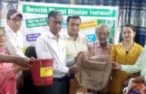 स्वच्छ भारत मिशन के संबंध में खेड़ा रोड पर नागरिकों से ली फीडबैक * डस्टबिन और कपड़े के थैले भी बांटे