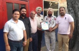 ह्यूमन राईटस कोंसिल इंडिया (एंटी करप्शन सेल) ने ट्रैफिक पुलिस अधिकारियों को किया सम्मानित