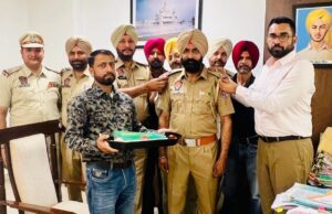 ਡਿਪਟੀ ਕਮਿਸ਼ਨਰ ਸ੍ਰੀ ਦਲਵਿੰਦਰਜੀਤ ਸਿੰਘ ਵਲੋਂ ਤਲਵਿੰਦਰ ਸਿੰਘ ਨੂੰ ਏ.ਐੱਸ.ਆਈ. ਬਣਨ ਤੇ ਸਟਾਰ ਲਗਾਇਆ