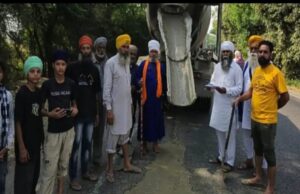 ਸੜਕ ‘ਤੇ ਪਏ ਟੋਇਆਂ ਨੂੰ ਸੰਗਤ ਨੇ ਕਰਵਾਇਆ ਠੀਕ