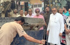 जोगिंदर सिंह मान ने गौशाला रोड पर करवाई सीवरेज सफाई की शुरुआत