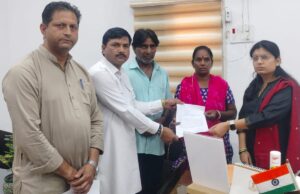 रेहड़ी-फड़ी वाले ने निगम अधिकारी और सोशल मीडिया एक्टिविस्ट पर लगाया ब्लैकमेलिंग का आरोप * कहा : शिकायत की सेटिंग के नाम पर मांगे पांच हजार रुपये