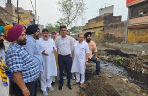 ਵਿਧਾਇਕ ਪਰਾਸ਼ਰ, ਸੀਨੀਅਰ ਡਿਪਟੀ ਮੇਅਰ ਅਤੇ ਨਗਰ ਨਿਗਮ ਕਮਿਸ਼ਨਰ ਨੇ ਧਰਮਪੁਰਾ ਨਾਲੇ ਨੂੰ ਕਵਰ ਕਰਨ ਲਈ ਚੱਲ ਰਹੇ ਪ੍ਰੋਜੈਕਟ ਦਾ ਕੀਤਾ ਨਿਰੀਖਣ; ਕੰਮ ਤੇਜ਼ ਕਰਨ ਲਈ ਨਿਰਦੇਸ਼ ਕੀਤੇ ਜਾਰੀ