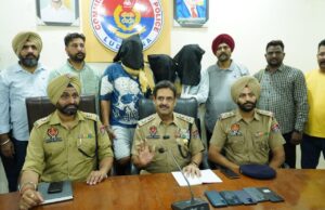 पुलिस ने जब थाना डिवीजन नंबर 2 के इलाके में गैंगस्टर पुनीत बैंस के घर पर फायरिंग के मामले में वांछित आरोपी सुमित को गांव साहिबाना के इलाके में घेर लिया तो गोलीबारी शुरू हो गई