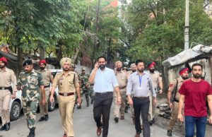 ਲੁਧਿਆਣਾ ਪੱਛਮੀ ਦੇ ਰਿਟਰਨਿੰਗ ਅਫ਼ਸਰ ਨੇ ਹਲਕੇ ਵਿੱਚ ਫਲੈਗ ਮਾਰਚ ਦੀ ਅਗਵਾਈ ਕੀਤੀ ਪ੍ਰਸ਼ਾਸਨ ਪੁਲਿਸ ਨਾਕਿਆਂ, ਐਫ.ਐਸ.ਟੀ, ਐਸ.ਐਸ.ਟੀ ਆਦਿ ਰਾਹੀਂ ਸਖ਼ਤ ਨਿਗਰਾਨੀ ਰੱਖ ਰਿਹਾ ਹੈ