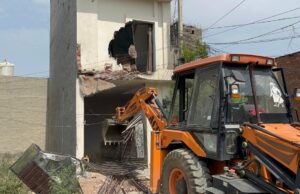 ਮਾਨ ਸਰਕਾਰ ਵੱਲੋਂ ਨਸ਼ਾ ਵਿਰੋਧੀ ਜੰਗ ਦੌਰਾਨ ਸਖ਼ਤ ਕਾਰਵਾਈ: ਨਸ਼ਾ ਤਸਕਰਾਂ ਦੀਆਂ ਗੈਰ-ਕਾਨੂੰਨੀ ਜਾਇਦਾਦਾਂ ‘ਤੇ ਇਕ-ਇਕ ਕਰਕੇ ਚਲਾਇਆ ਬੁਲਡੋਜ਼ਰ