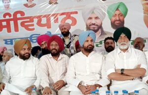 ਕਾਂਗਰਸ ਦੇ ਸਖ਼ਤ ਰਵੱਈਏ ਦੇ ਚਲਦਿਆਂ ਮੋਦੀ ਸਰਕਾਰ ਸੰਵਿਧਾਨ ਬਦਲਣ ਤੋਂ ਕਰ ਰਹੀ ਗੁਰੇਜ – ਰਾਜਾ ਵੜਿੰਗ ਸੰਵਿਧਾਨ ਬਚਾਉਣ ਲਈ ਕੇਂਦਰ ‘ਚ ਕਾਂਗਰਸ ਸਰਕਾਰ ਜ਼ਰੂਰੀ – ਧਾਲੀਵਾਲ