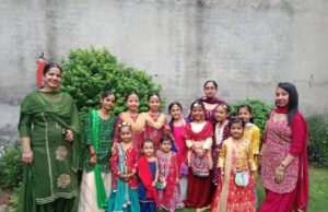 पब्लिक मॉडल स्कूल में तीज उत्सव धूमधाम से मनाया – सौम्या ने जीता मिस तीज का खिताब