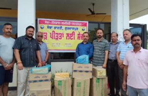 सेवा भारती गुरदासपुर द्वारा बाढ़ प्रभावित क्षेत्रों में पीड़ित लोगों को जरूरत का सामान बांटा गया।