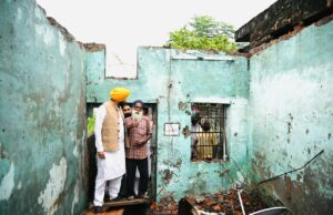 ਮੰਤਰੀ ਤਰੁਨਪ੍ਰੀਤ ਸਿੰਘ ਸੌਂਦ ਵੱਲੋਂ ਪਿੰਡ ਮਾਣਕਮਾਜਰਾ ਦੇ ਜਸਵੀਰ ਸਿੰਘ ਦੇ ਮਕਾਨ ਦੀ ਛੱਤ ਡਿੱਗਣ ‘ਤੇ ਕੀਤੀ ਗਈ ਨਿੱਜੀ ਮਾਲੀ ਮਦਦ ਮਕਾਨ ਦੀ ਛੱਤ ਡਿੱਗਣ ਕਾਰਨ ਬੱਚੀ ਹੋਈ ਸੀ ਜ਼ਖਮੀ, ਮੰਤਰੀ ਸੌਂਦ ਨੇ ਪੁੱਛਿਆ ਹਾਲ-ਚਾਲ