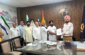 बाढ़ प्रभावित किसानों, मजदूरों और आम जनता के समर्थन में एडीसी पठानकोट को एक ज्ञापन सौंपा,