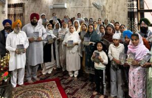 ऑल इस वन संस्था की ओर से संगत को सलोक व शब्द श्री गुरु तेग बहादुर साहिब जी की मुफ़्त किताबें बांटी गई